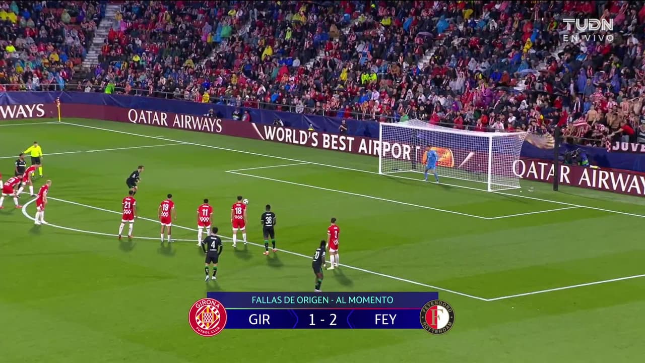 ¡GOL!  anota para Girona. Donny van de Beek