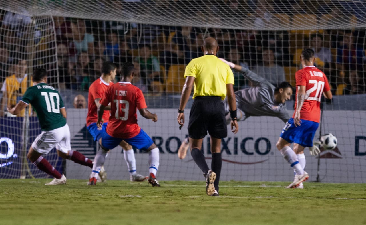A los 56 minutos México cambió el
<i>script</i>. En una combinación que tejieron Jurgen Damm y Henry Martín, el delantero del América (10) hizo remate de cabeza picado que batió a Navas para el 3-2.