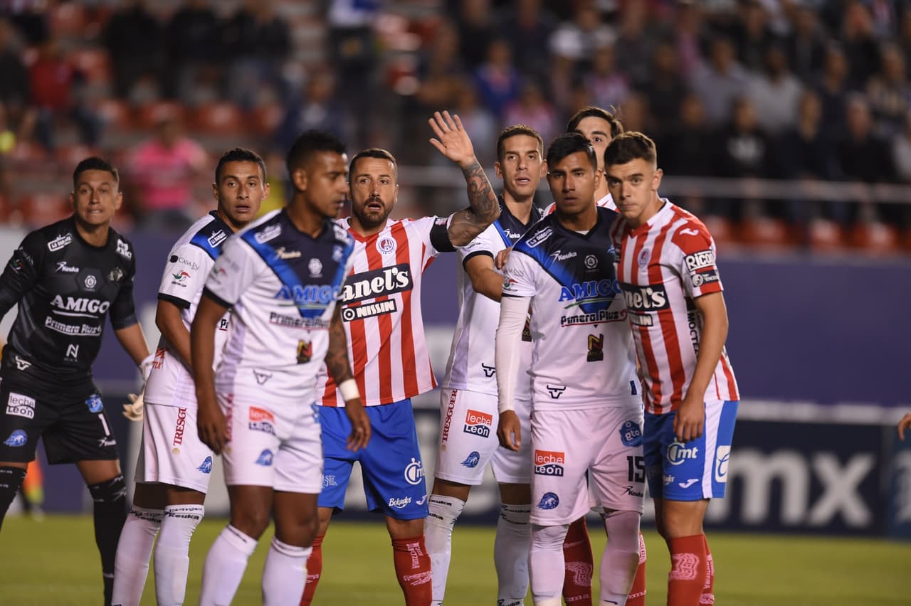 Ambos equipos intentaban mediante las jugadas a balón parado pero los guardametas tuvieron buenas intervenciones.