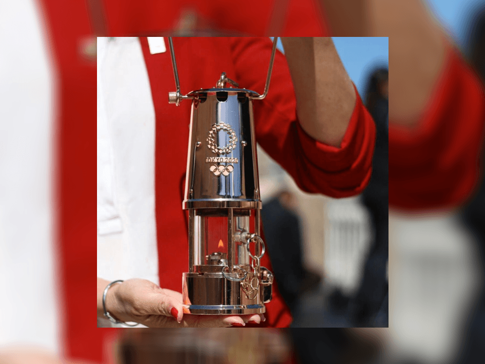 La representante del comité organizador de los Juegos Olímpicos de Tokio, Naoko Imoto, recibió la llama que ahora es transportada a la prefectura de Miyagi en una linterna especialmente diseñada para mantenerla viva.