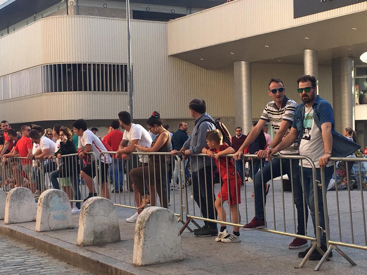 Fanáticos presentes en las afueras del Estadio Ramón Sánchez Pizjuán para el juego entre Sevilla y Leganés por la jornada 36 de LaLiga.