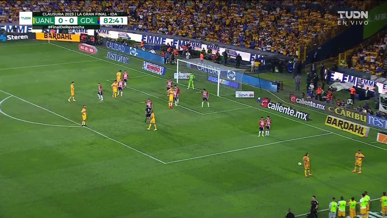 ¡TIRO ATAJADO! disparo por Nicolás López.