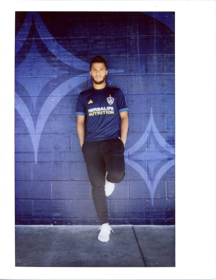 La nueva camisa de LA Galaxy es casi un artículo de moda, como muestra en esta fotografía Giovani dos Santos. (Crédito: LA Galaxy)