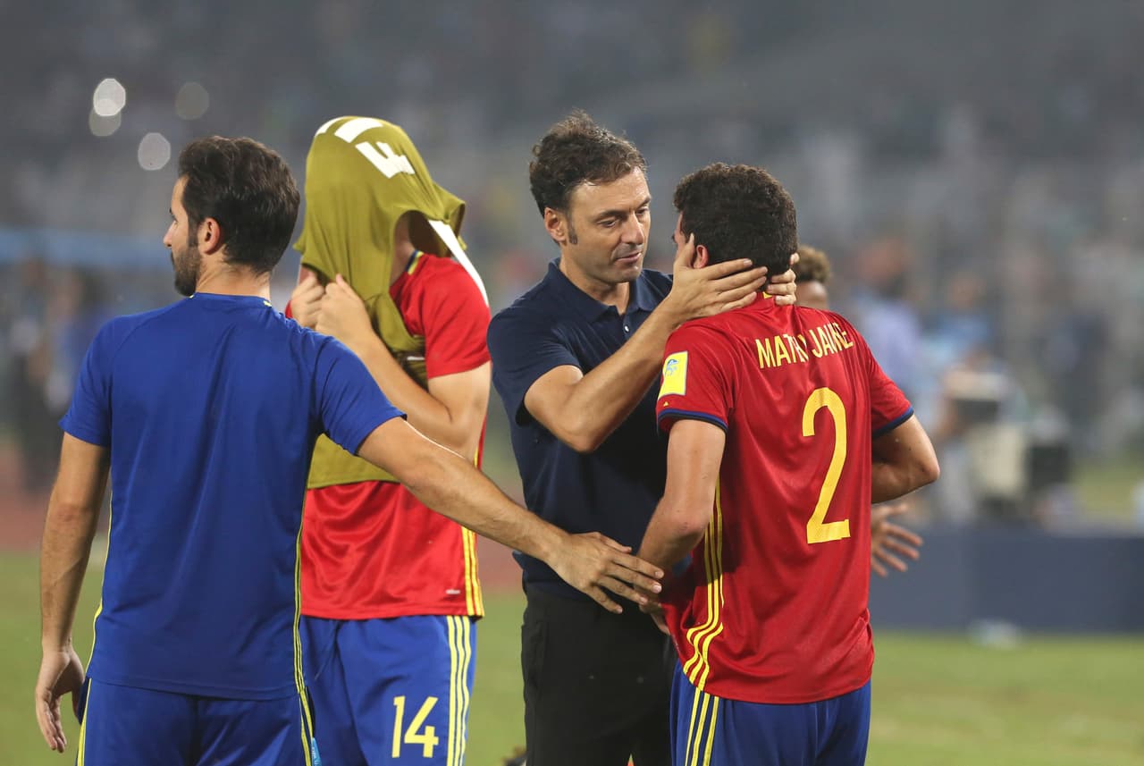 Lamento de los jugadores de España, que no superion reaccionar ante la presión que supuso el descuento de Inglaterra.