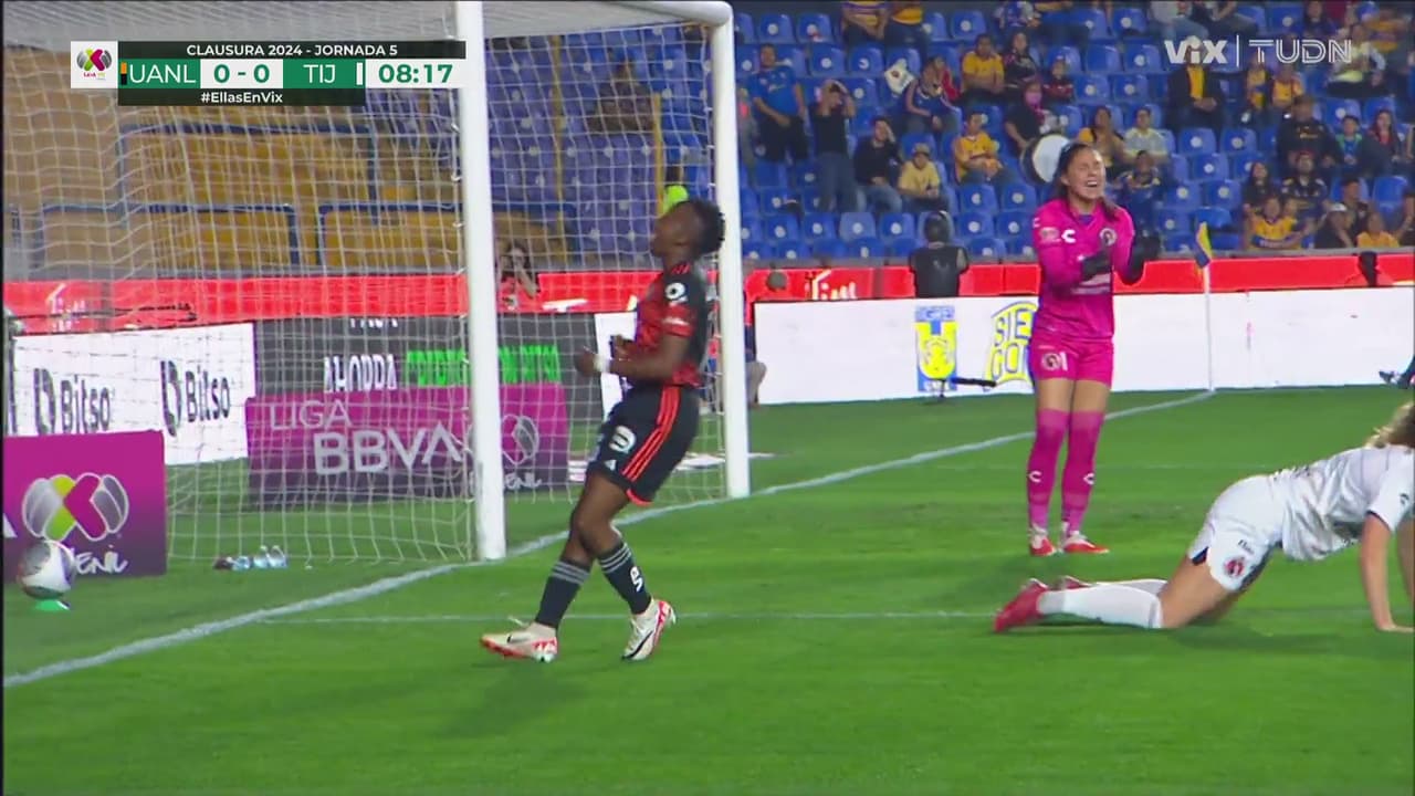 ¡Se le va a Kgatlana el primero! Por no pegarle bien al balón