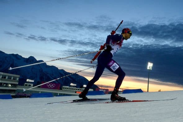 El noruego Ole Einar Björndalen agrandó su condición de mito al ganar la prueba sprint de biatlón en la primera jornada que repartía medallas en los Juegos de Sochi (Rusia).