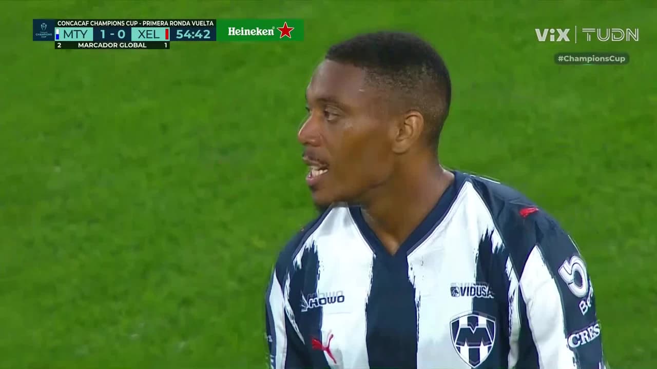 ¡El esférico se estrella en el poste! Disparo de Martial no curvea