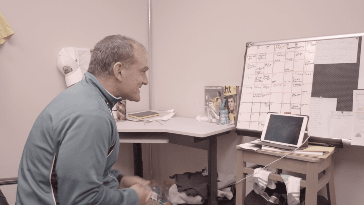 Mark en su puesto de trabajo, siguiendo la final de la Copa de Alemania en su Ipad. Muchas veces, la única forma de seguir los juegos de su hijo.