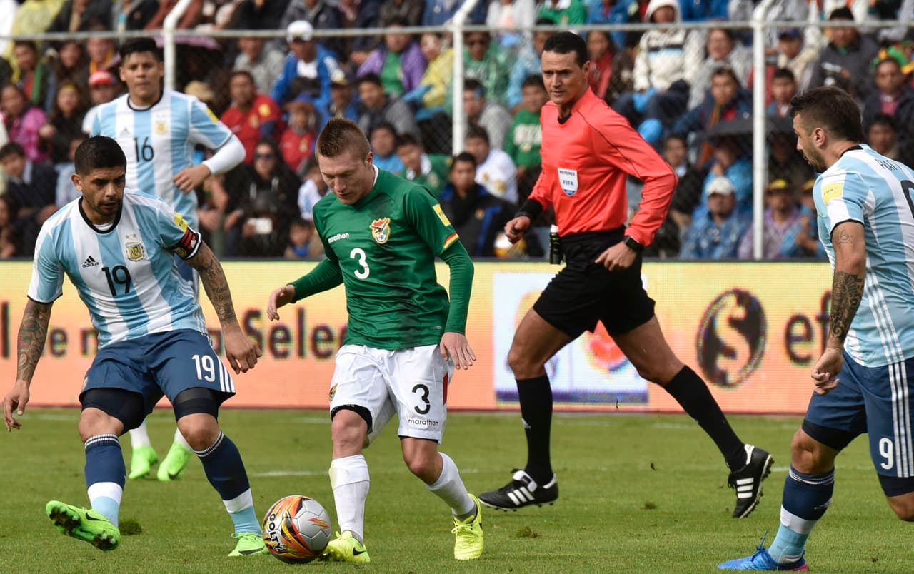 Chumacero, un recurrente del equipo boliviano, ante la marca de Ever Banega.