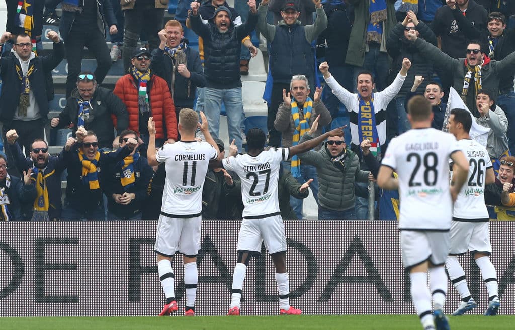 Gervinho festeja con su afición el gol que le da el triunfo al Parma, por la mínima, sobre el Sassuolo.