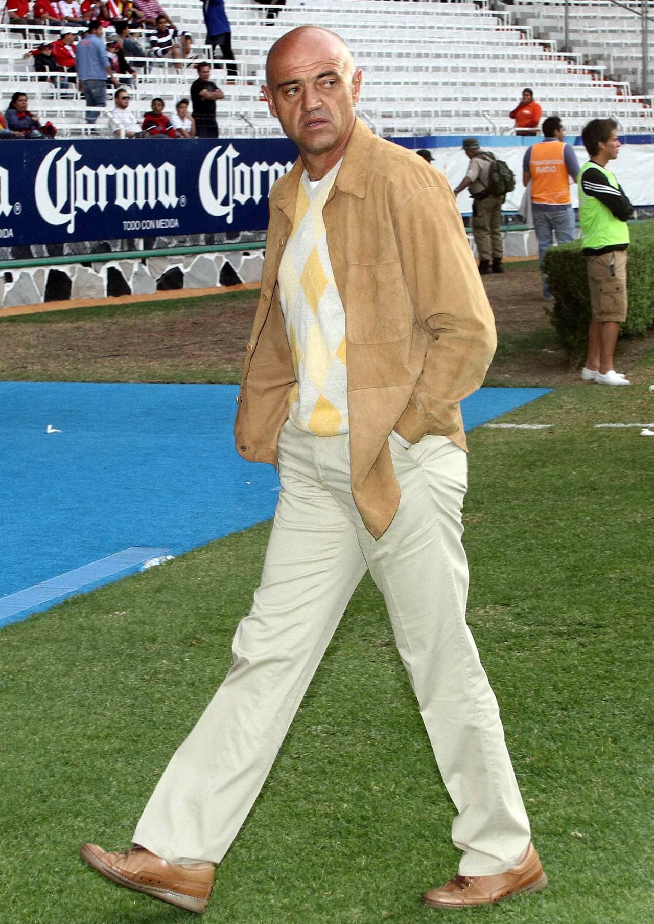 La informalidad también le sienta al 
<i>Chelís</i> pues es precisamente esa la que le da la facilidad para ganarse fácil el corazón de los hinchas y de sus dirigidos.