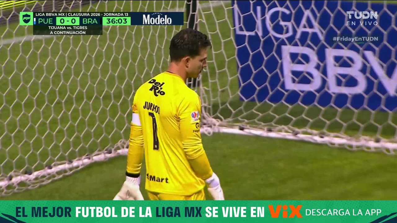 ¡Jurado en el fondo! Primera ocasión de peligro del Puebla pero el arquero mexicano evita el gol