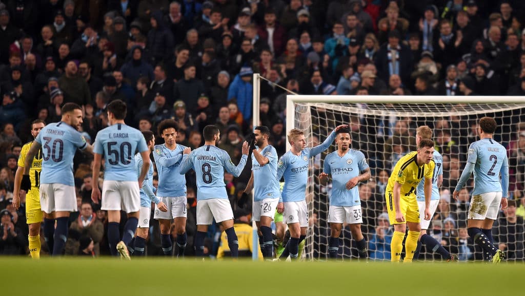 El brasileño es felicitado al centro de la imagen, luego de que a los 65 minutos marcaba el 7-0 en favor del Manchester City.