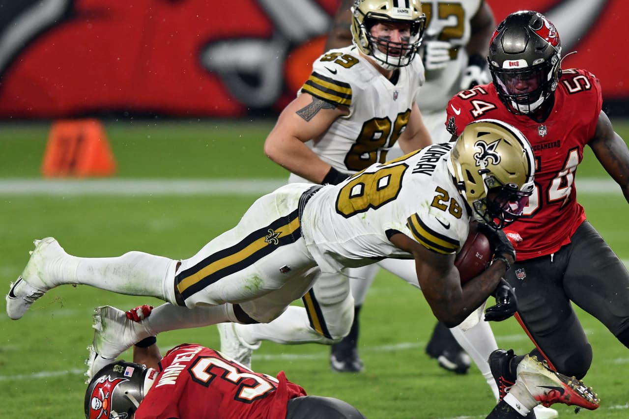 Drew Brees tiene una estupenda noche frente a los Buccaneers y con cuatro pases de anotación y cero intercepciónes, los Saints vencen a Tampa 38-3 en su casa.