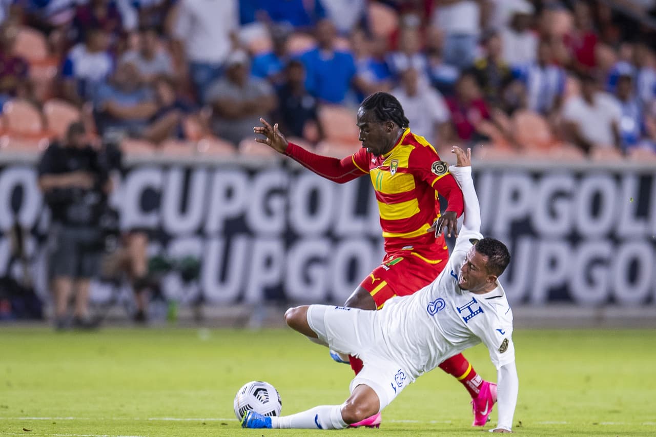 Tras horas de espera, finalmente el partido arrancó con un claro dominio de Honduras, selección favorito por su historia y por haber ganado su primer juego de Copa Oro.