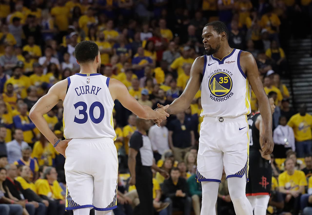 Pero, por su parte, los Golden State Warriors tuvieron el aporte de Kevin Durant quien se despachó con 35 puntos a lo largo de 43 de 48 minutos posibles.