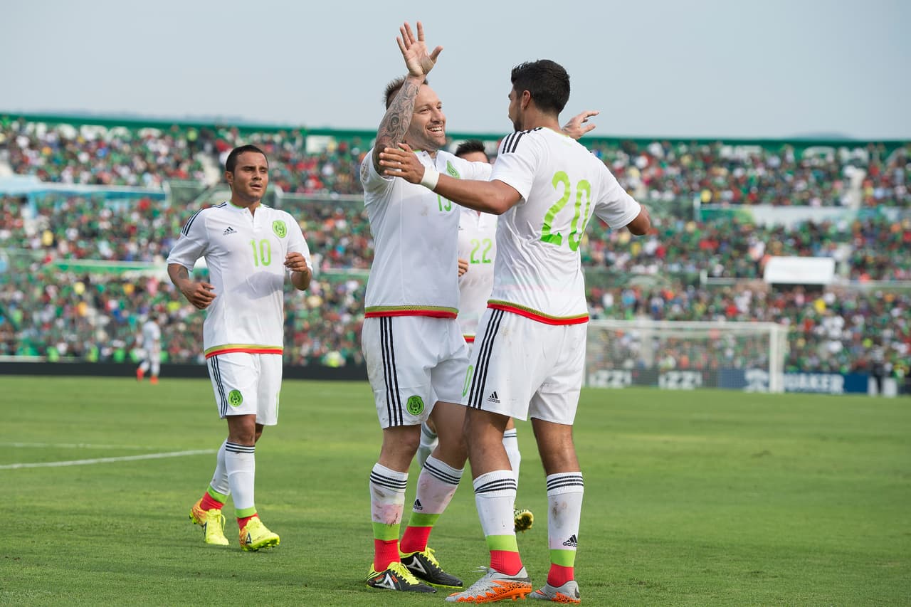Herrera vio venir el esférico y no perdió la cabeza con el arco vacío, colocó el balón inalcanzable para los tres defensores chapines que cubrían su arco.