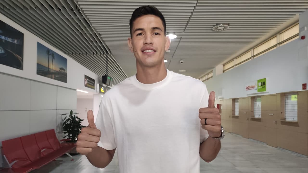 ¡Sonrisa de oreja a oreja! Montes aterriza en Almería