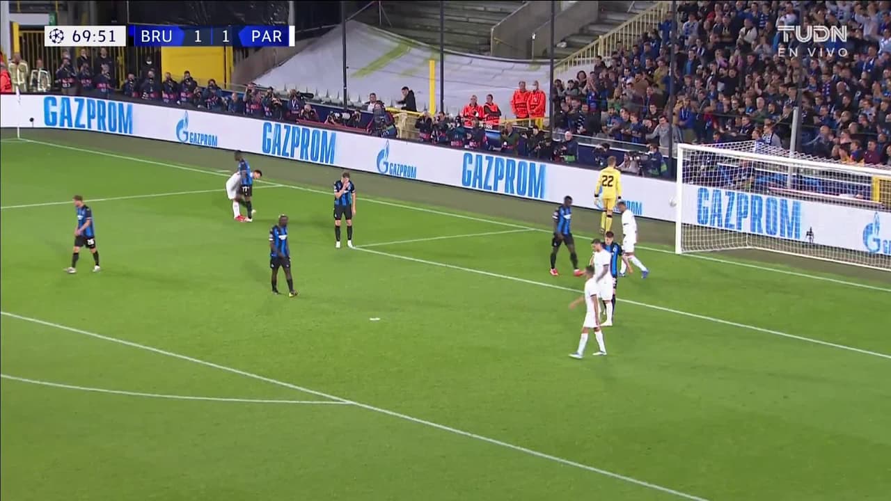 ¡TIRO ATAJADO! disparo por Lionel Messi.