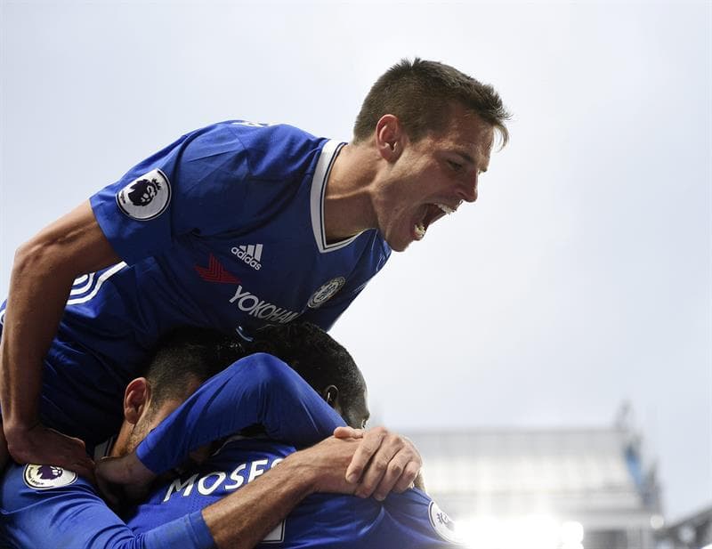 Chelsea subía su ánimo con el gol al minuto 21 de Gary Cahill que pronto abría las diferencias a un 2-0 que le daba la tranquilidad en el partido y frente a su gente.