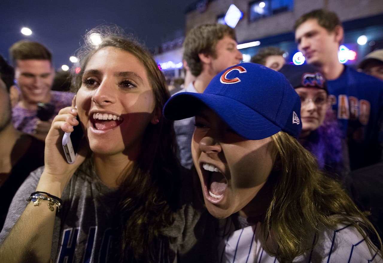 La final fue dramática, los Cubs ganaron en el 10 inning con ocho carreras por seis, y además había que saborear el triunfo que muchas generaciones añoraban. La celebración en el Wrigley Field seguirá este viernes con el desfile del equipo así que la fiesta apenas empieza.