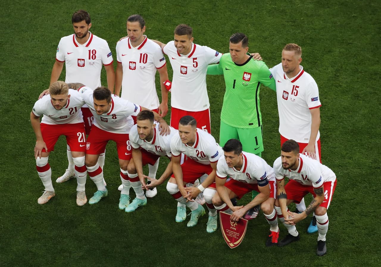 Eslovaquia logra sacar la victoria ante Polonia 2-1 en San Petersuburgo, Rusia. Robert Mak provoca la jugada para el primer gol para los eslovacos y, a segundos de iniciar la segunda parte, Karol Linetty empata el encuentro. El gol del triunfo fue de Milán Skriniar al 69' y consiguen sus primeros tres puntos en el Grupo E de la Euro 2020.