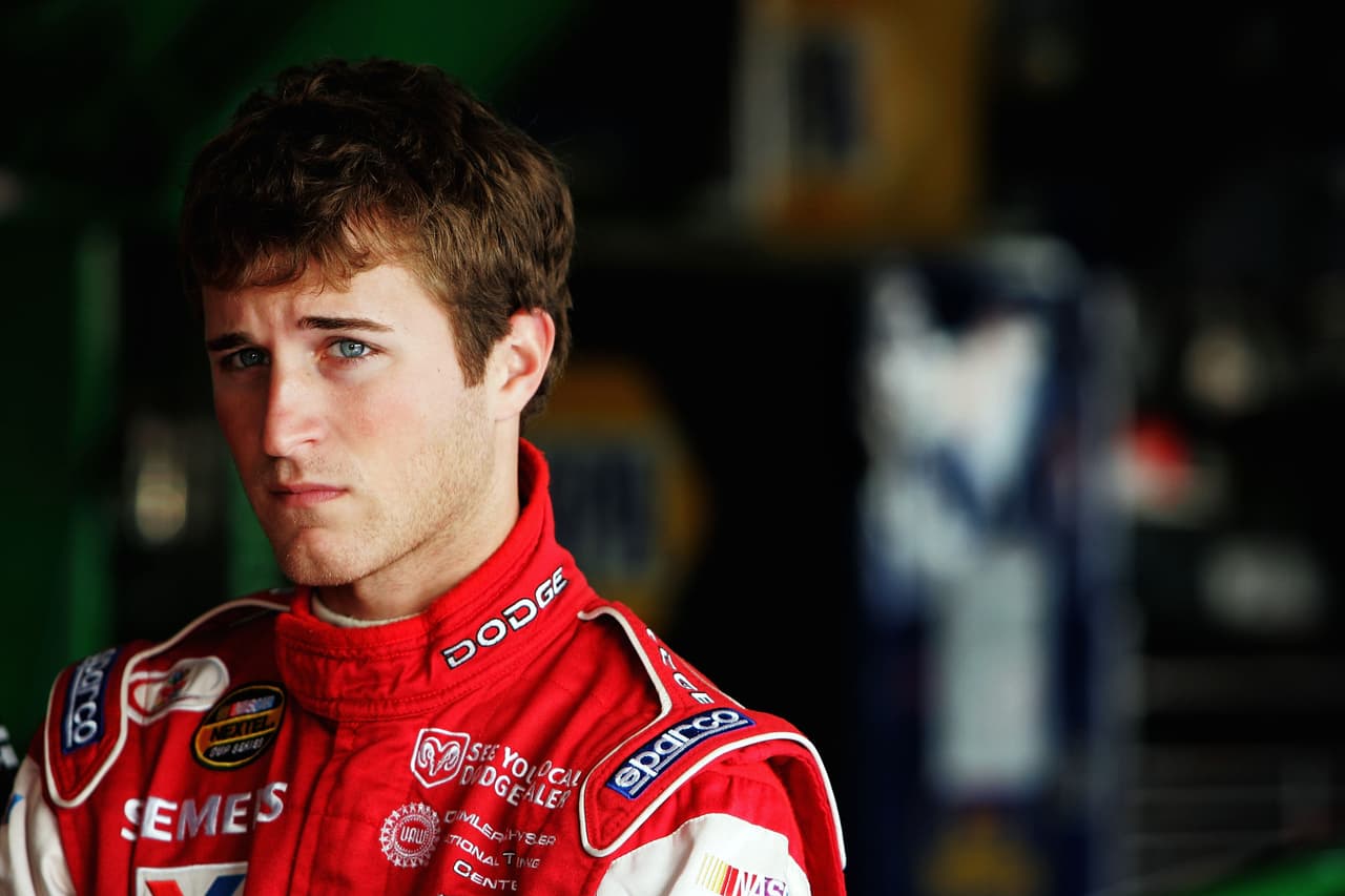Kahne corrió su primera carrera en 2002 y en 2004 compitió en la Copa Nascar con el Evernham Motorsports. Con 24 años, ganó el premio al Novato del Año tras quedar cinco veces segundo lugar y 13 en el 'Top 5'.