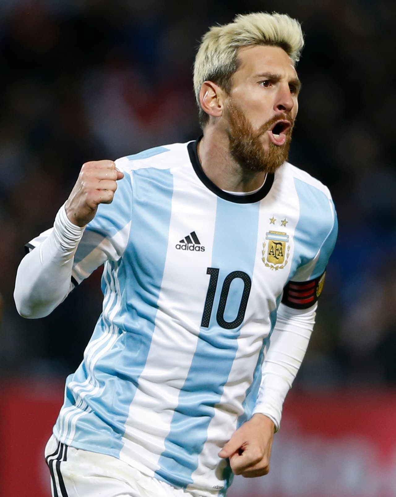 La última novedad del astro argentino fue su cabello rubio, aún con la barba que lleva desde la Copa América Centenario. Así se ha sido la evolución de imagen del argentino desde que era una promesa hasta ahora que es una superestrella.