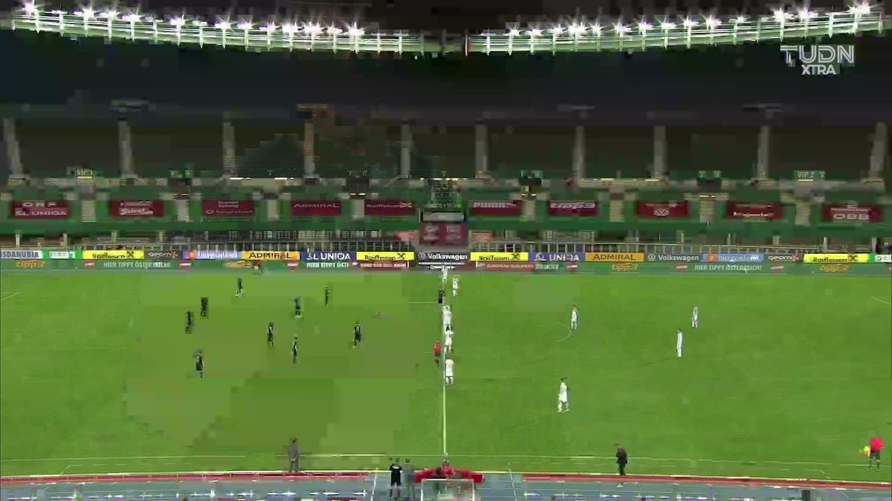 Arranca el partido y la pelota está en juego.