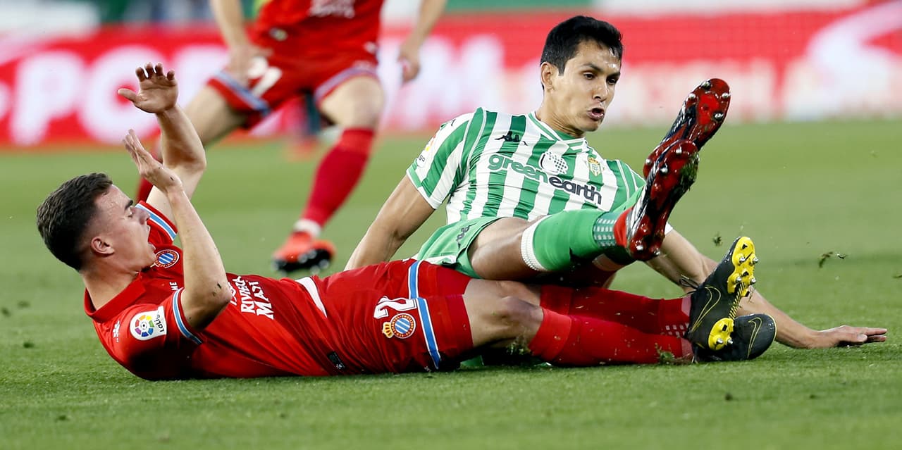 El tiempo se le estaba agotando al Betis y las caras largas se multiplicaban en el graderío del Benito Villamarín en medio de un pésimo momento que se ha prolongado para los sevillanos.
