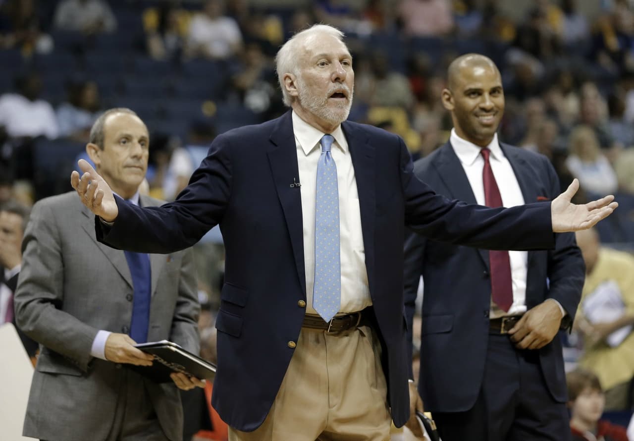 El coach de los San Antonio Spurs,
<b>Greg Popovich</b>, ha sido un duro crítico de Trump. Tras la toma de posesión, dijo: "Espero que haga un gran trabajo. Pero hay una diferencia entre respetar la oficina y la persona que la ocupa. Ese respeto tiene que ser ganado. Es difícil ser respetuoso de alguien cuando todos tenemos hijos, y a él lo estamos viendo siendo misógino, xenófobo, racista y burlándose de las personas discapacitadas."