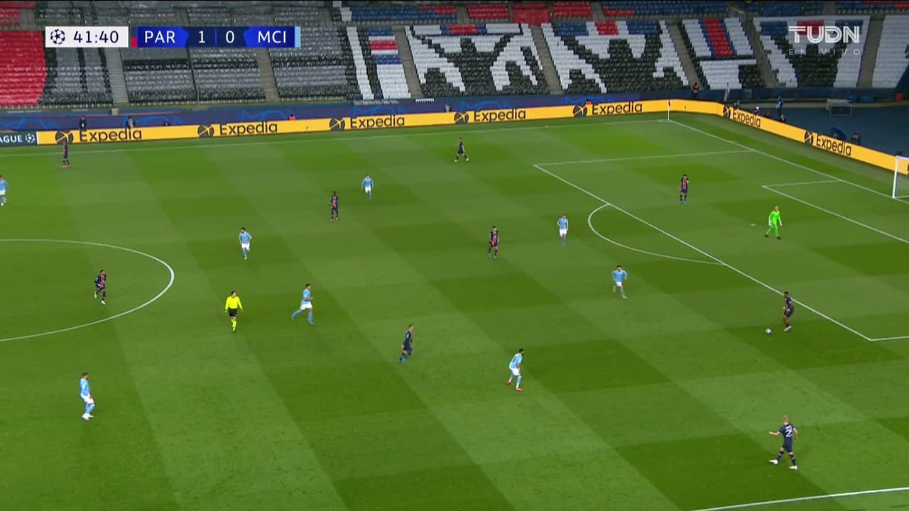 ¡TIRO ATAJADO! disparo por Phil Foden.