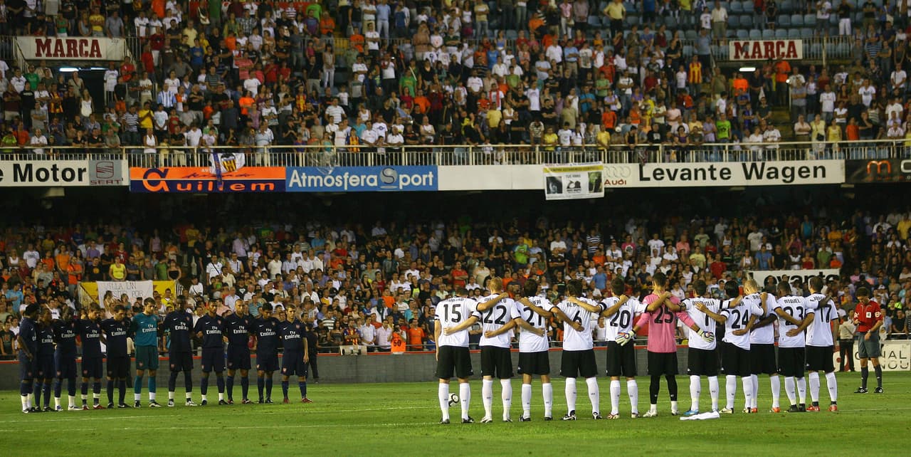 En varios estadios del mundo, se realizaron minutos de silencio por la muerte de Jarque.