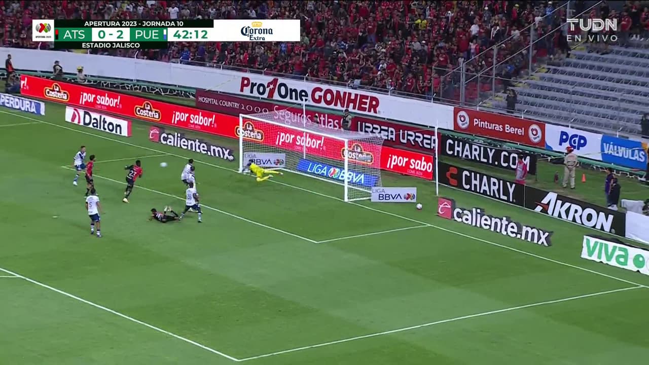 ¡TIRO ATAJADO! disparo por Jorge Guzmán.