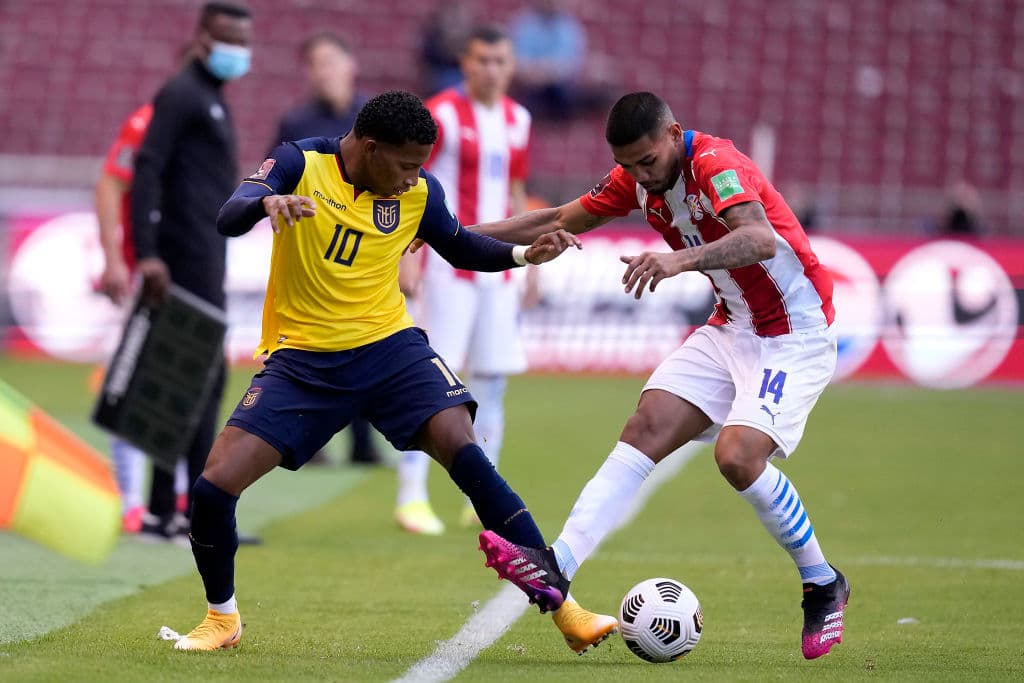 Con goles sobre la hora de Félix Torres y Michael Estrada, Ecuador vence a Paraguay en casa y llegan a 12 puntos.