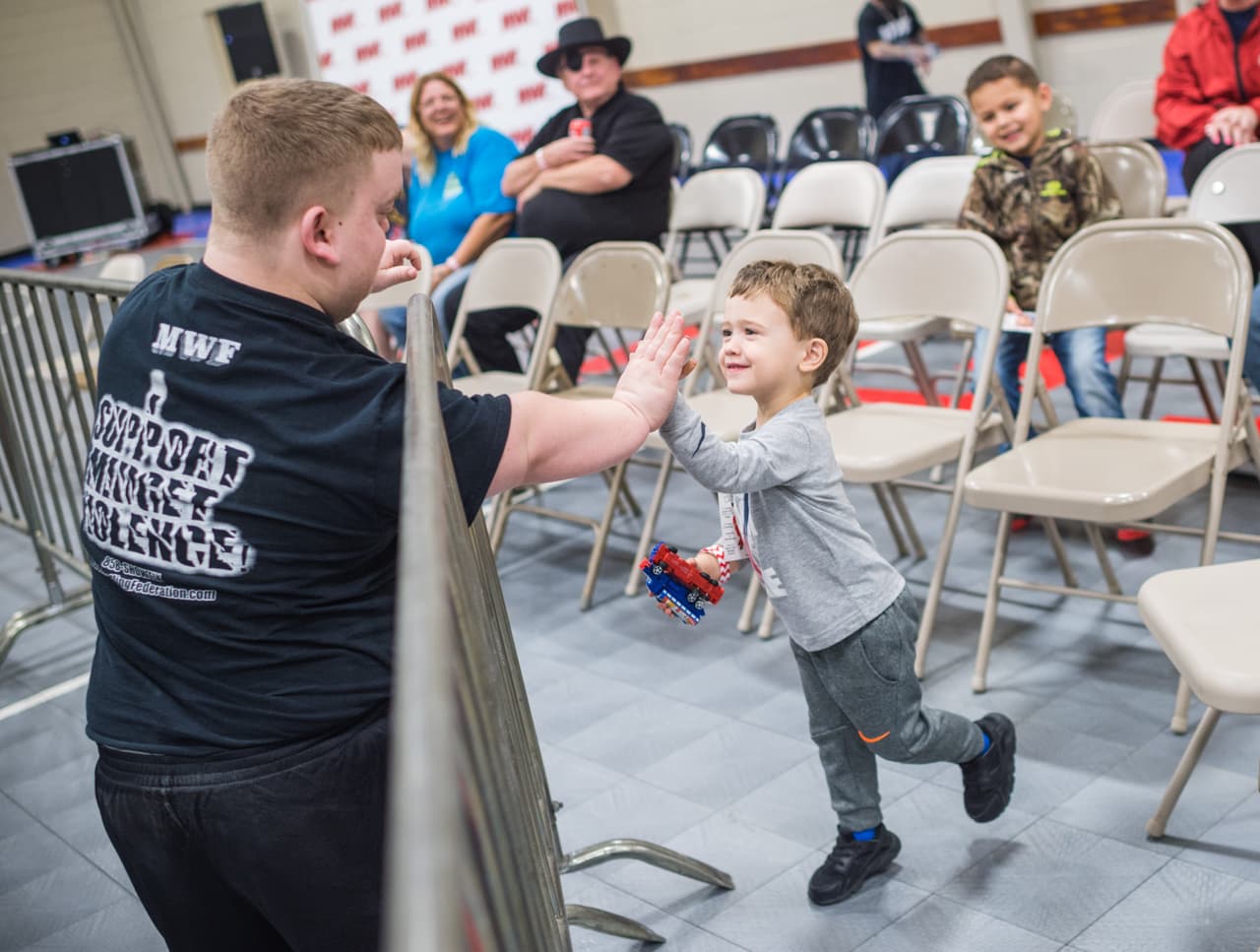 Esta lucha con gente pequeña se convierte en una forma de inclusión y respeto de parte de aquellos que son aún más chicos que ellos.