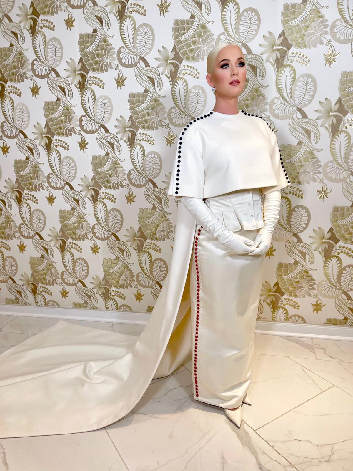 Esta canción se ha convertido en la más certificada en la historia de este país, alcanzando más de 12 millones de copias.