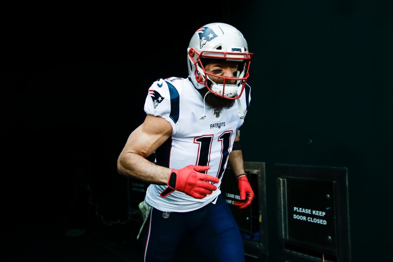 <b>5.-</b>
<b>Constancia</b>
<br>Su posición como receptor lo obliga a recibir una gran cantidad de golpes, incluso, durante la temporada 100 de la NFL en 2019, jugó con una costilla rota, pero eso no impidió que se perdiera partidos.