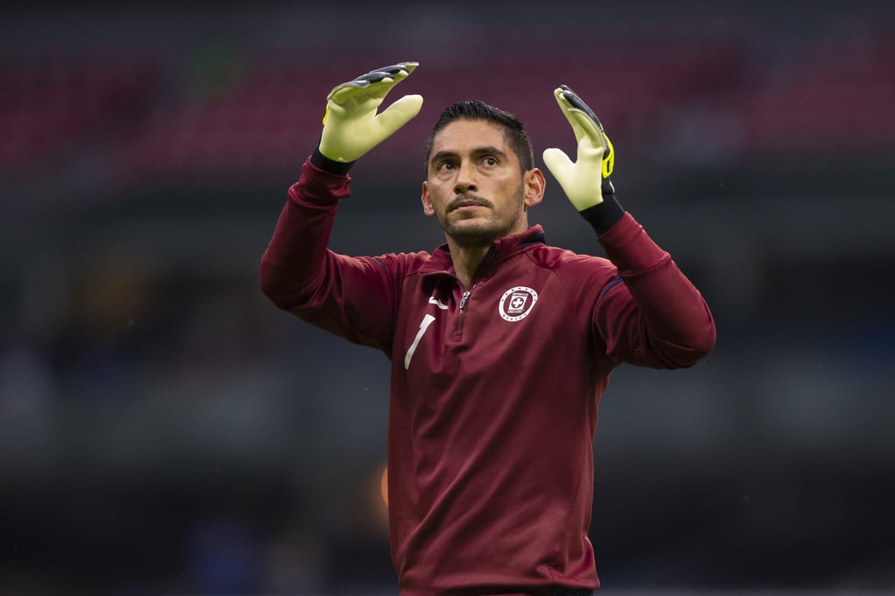 El incómodo diálogo entre el árbitro Fernando Hernández y Corona