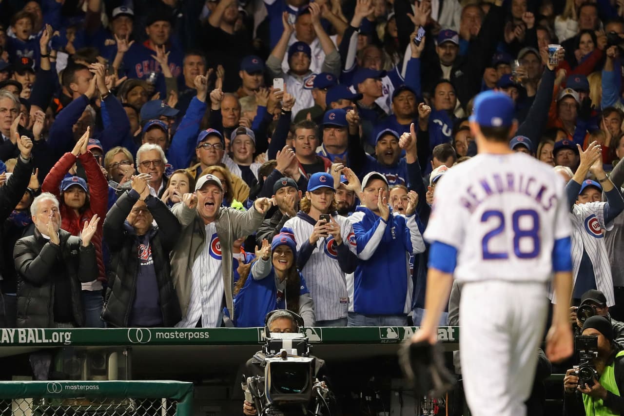 Kyle Hendricks limitó a sólo dos hits a la ofensiva de los Dodgers y así fue reconocido al salir del partido por su afición.