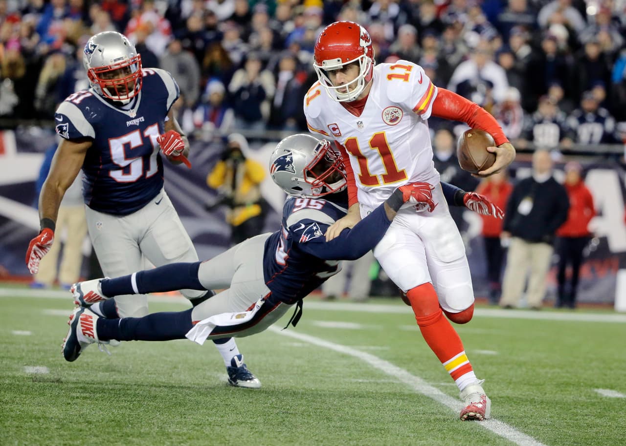 8 CHANDLER JONES. Kansas City nunca abandonó su estilo conservador a la ofensiva. Series largas consumidoras de tiempo que no ayudaron cuando les urgían puntos. Eso facilitó el trabajo defensivo de los Patriots donde el mejor fue Jones con 4 tackleadas, una captura de quarterback y un balón suelto recuperado.