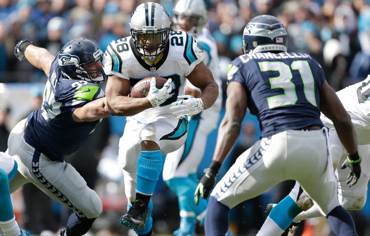3 JONATHAN STEWART. Primer corredor que logra más de 100 yardas contra los Seahawks en 25 partidos. Tuvo 19 acarreos para 106 yardas, promedio de 5.6 yardas por carrera con 2 touchdowns. Venía de estar lesionado de un pie.