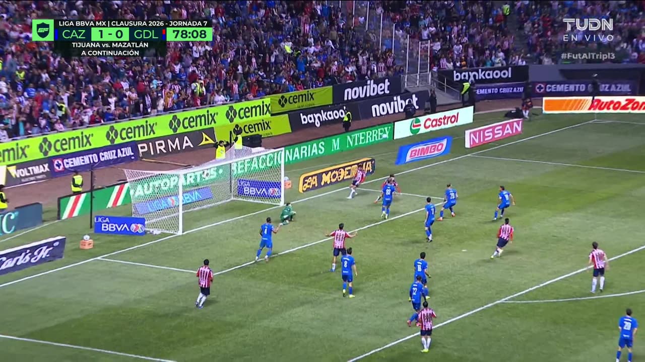 ¡CERCA! Hugo Camberos disparó que se estrella en el poste.