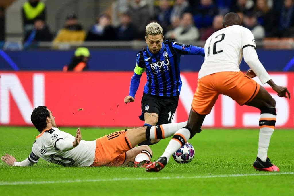 Dani Parejo sufre la técnica del atacante del Atalanta, quien lo desparrama y deja tirado en el suelo.