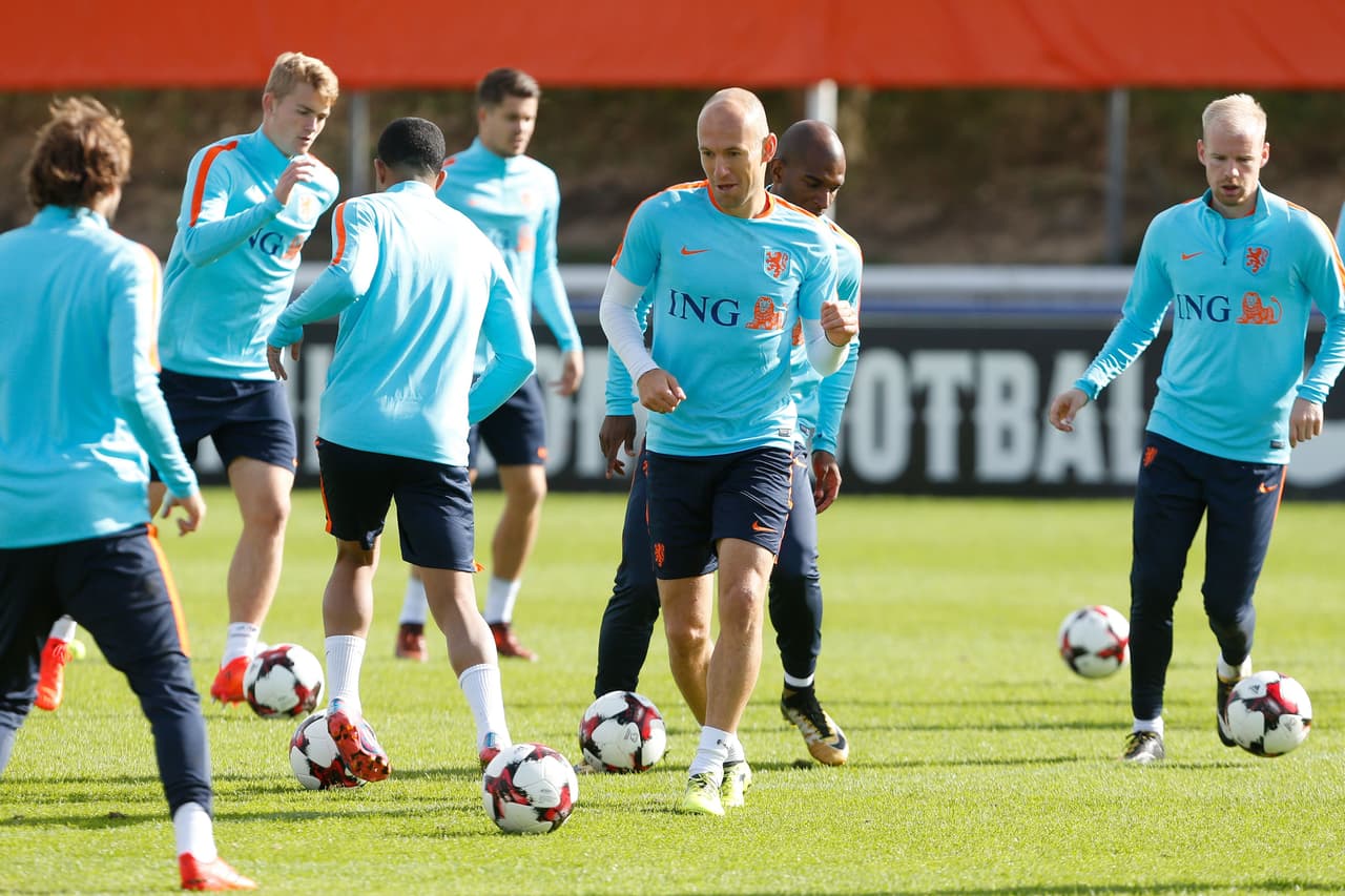 Arjen Robben ya se encuentra con la selección de Holanda, que necesita de dos triunfos para conseguir la clasificación al Mundial de Rusia 2018. Enfrentan a Bielorusia y Suecia.