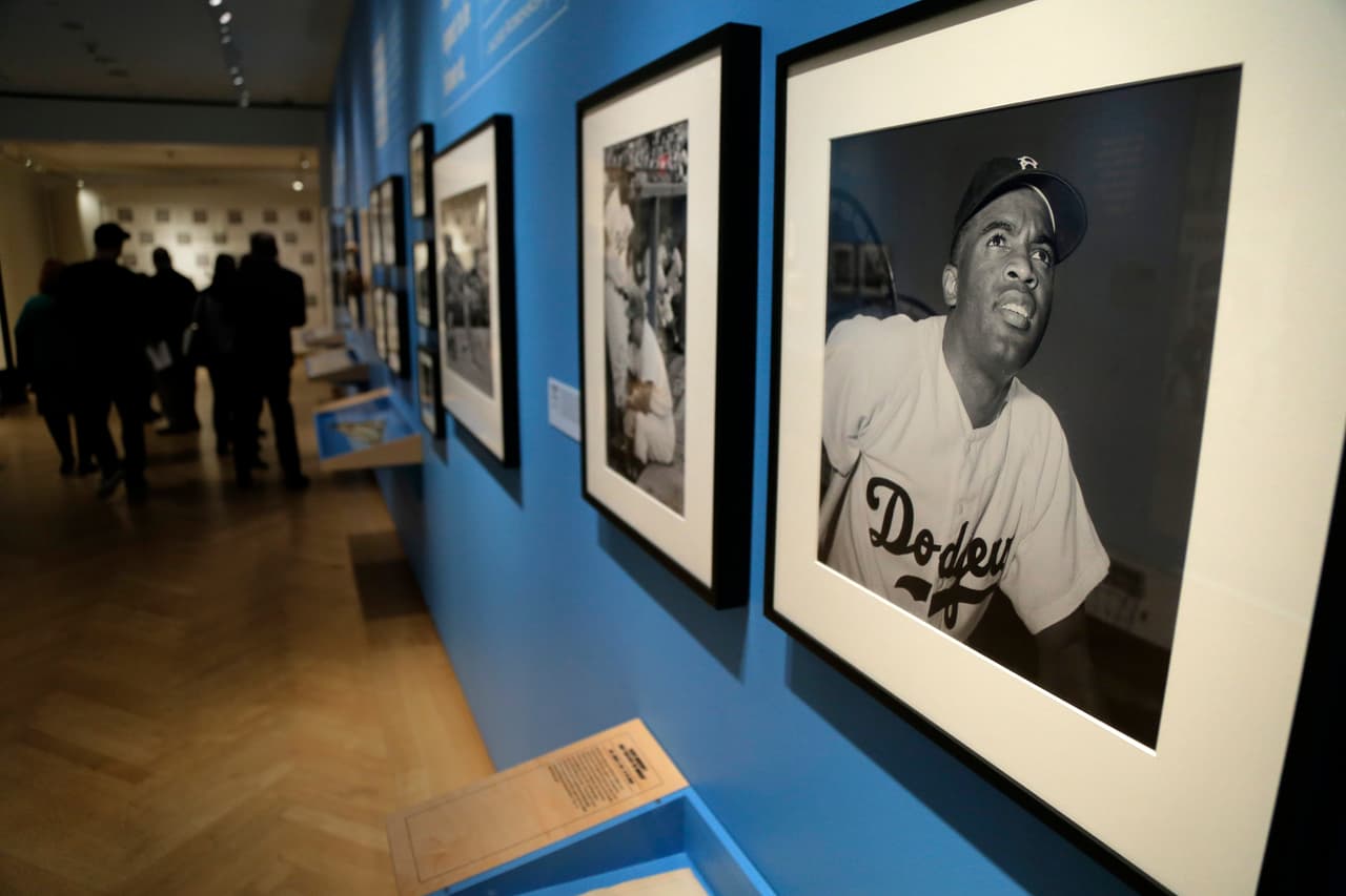 Jackie Robinson es una de las figuras más emblemáticas en la historia del béisbol al hacer historia con los Brooklyn Dodgers en convertirse en el primer jugador de raza negra en las Ligas Mayores.
