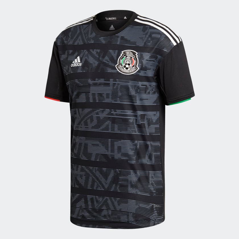 <a href="https://www.univision.com/deportes/futbol/mexico/vuelve-el-negro-estos-son-los-detalles-de-la-playera-del-tri-para-la-copa-oro-2019-fotos" target="_blank">Como lo habíamos anticipado hace unos días</a>, el Tri volverá a vestir de negro en su uniforme principal para la Copa Oro de 2019. Además, los patrones de la cultura azteca, como en 1994 con el calendario, hacen de esta playera una de las más hermosas de la temporada para los expertos.