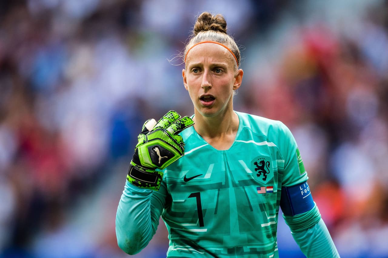 Sari van Veenendaal refuerza al Atlético de Madrid. La holandesa de 29 años fue la mejor portera del Mundial de Francia y llega procedente del Arsenal.