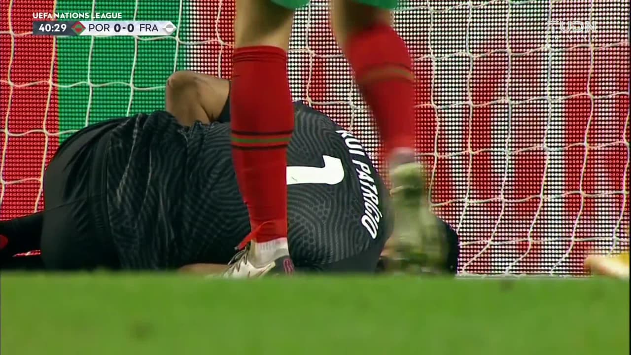 ¡TIRO ATAJADO! disparo por Anthony Martial.