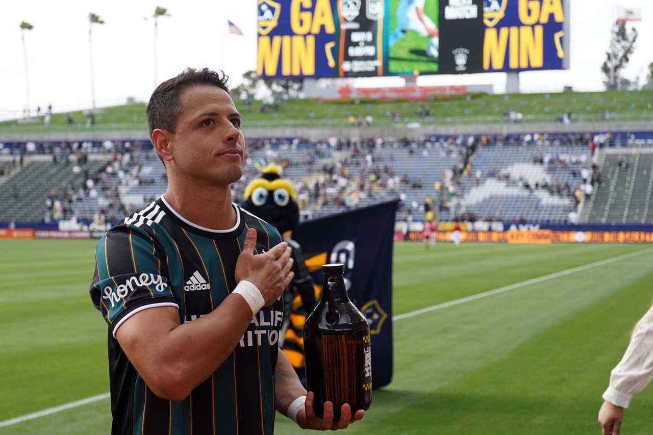 El delanter mexcano salió ovacionado del Dignity Health Sports Park en la tarde del domingo.
<br>